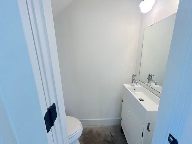 Building Photo - 2 BEDROOM | 2.5 BATH | BALCONY