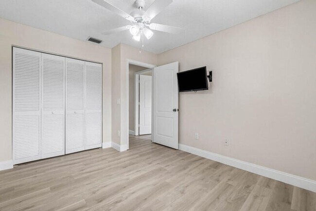 Building Photo - 10425 Buena Ventura Dr