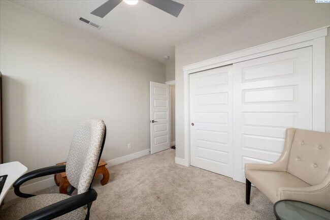 Building Photo - Stunning 5 Bedroom 4 Bath w/Daylight Basement West Richland!!!