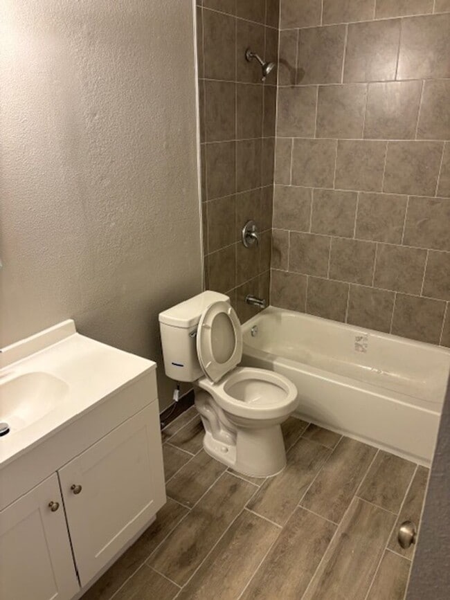 Building Photo - For Rent / En Alquiler: Spacious Condo Bur...