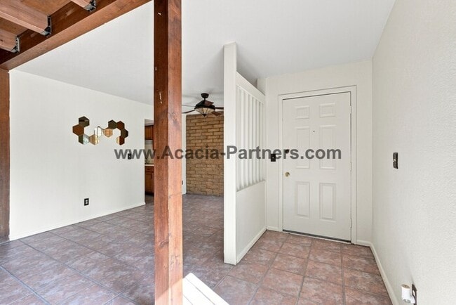 Building Photo - Spacious Three Bedroom/Three Bath Townhome