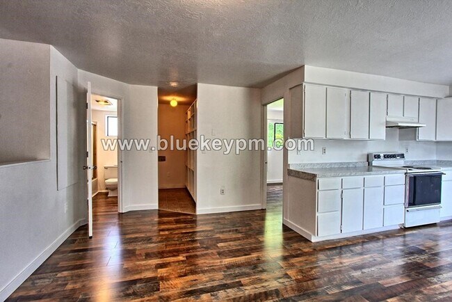 Building Photo - Upper Floor 1 Bed, 1 Bath Duplex Unit in Parkrose