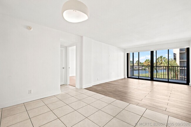 Building Photo - 8 Royal Palm Way
