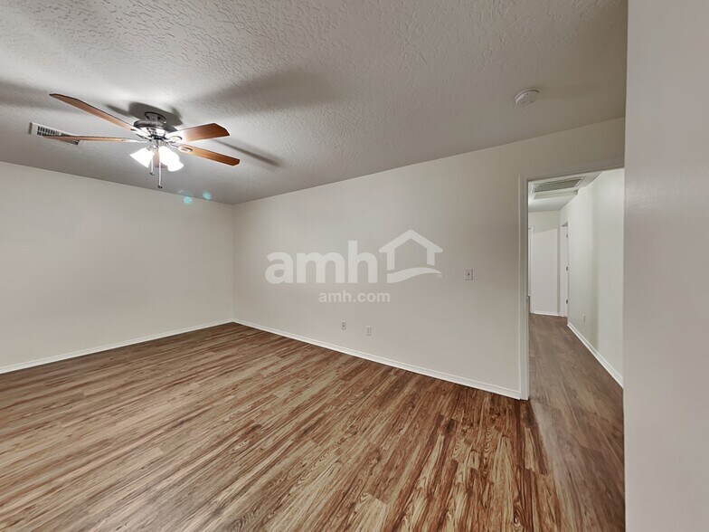 Building Photo - 1211 N Cambrick Dr