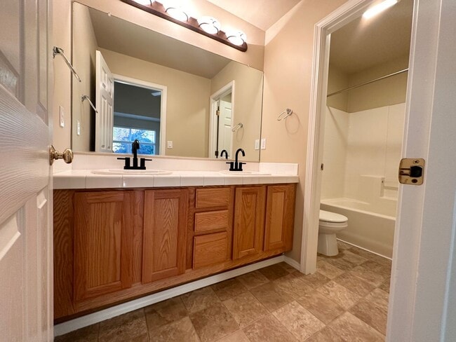 Building Photo - Beautiful 3 Bedroom Townhouse in West Linn!