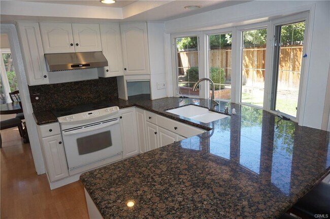 Building Photo - 12 Holly St