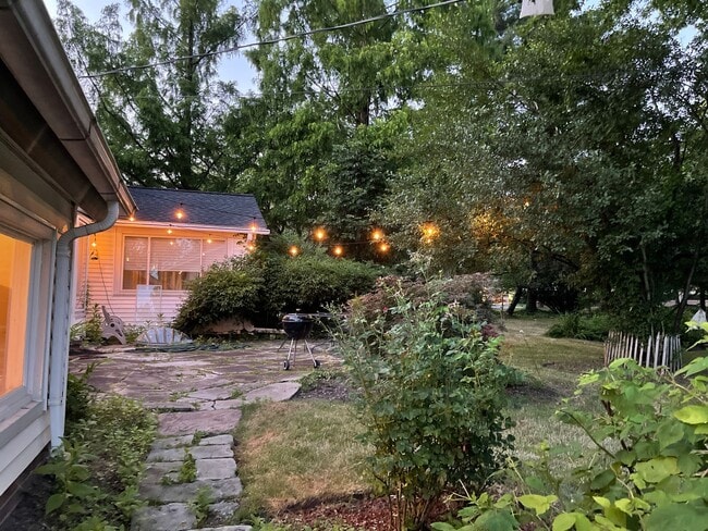 Building Photo - Stunning 3 bedroom home in Shaker Hts