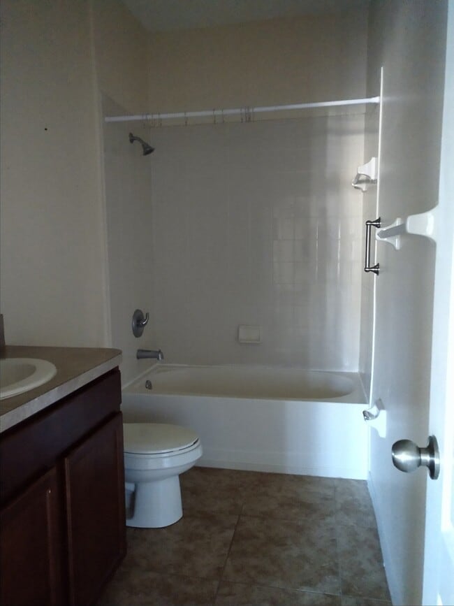 Building Photo - Spacious 3 bedroom, 2 bath corner unit.