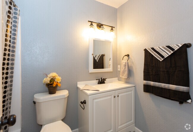 1BR 1BA - 600 SF - East 12th Townhomes and Apts