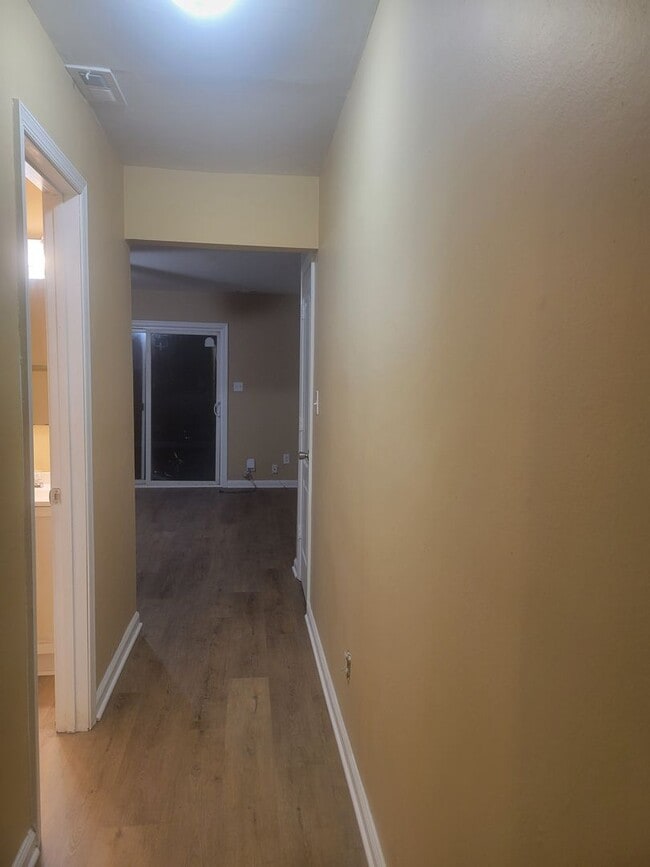 Building Photo - 4 bedroom, 1.5 bathrooms townhouse