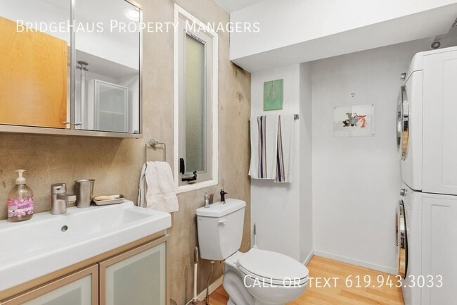 Building Photo - 3033 India St