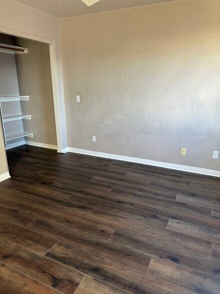 Building Photo - 1527 E Gage Ave