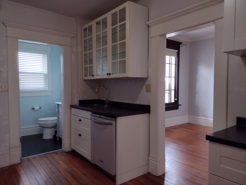 Building Photo - 1361 Hamlet St