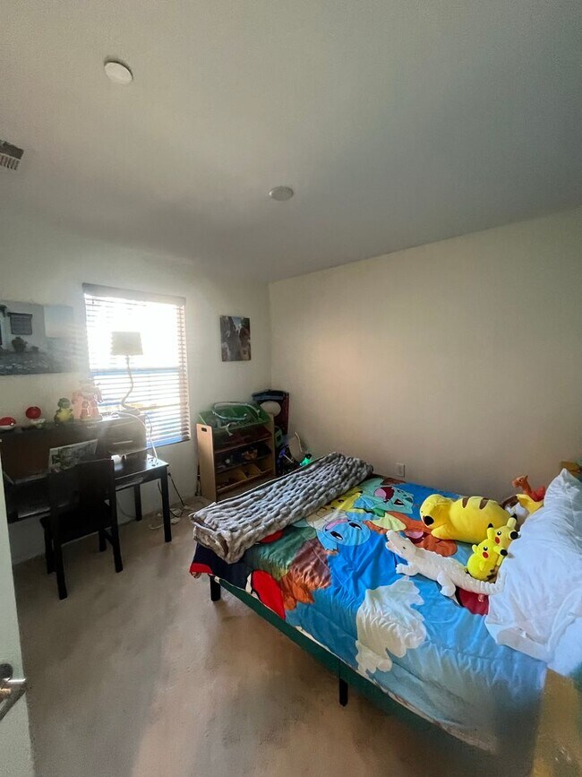 Building Photo - Spacious 4 Bed | 2-Story Townhome in Lake Pointe near Eastlake Vistas