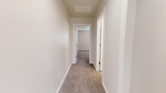 Building Photo - 3 bed 2 bath on West side Norman in gated ...