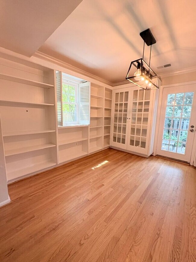 Building Photo - 6718 Kenwood Forest Ln