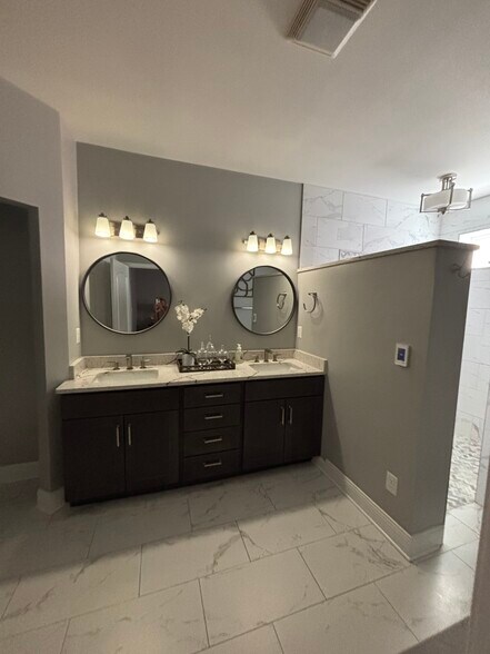 Building Photo - 13242 Lake Shore Dr