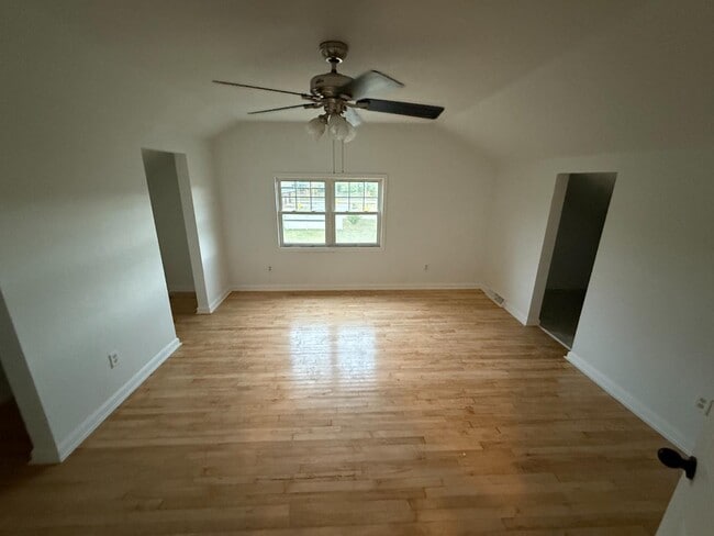 Building Photo - 2057 Maple Ave