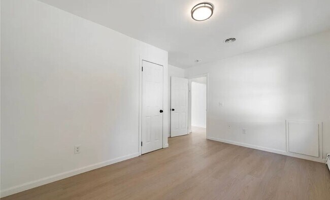 Building Photo - Beautiful 3 Bedroom Mentor Home