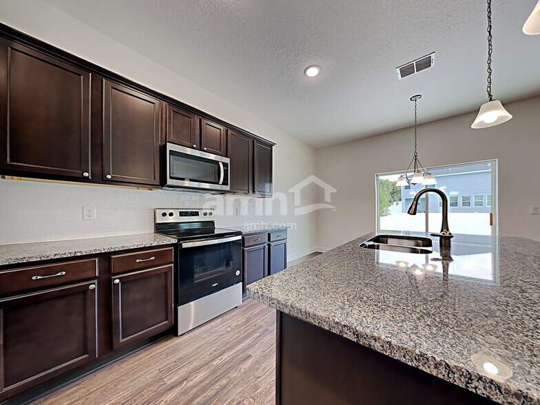 Building Photo - 1305 Mount Logan Dr