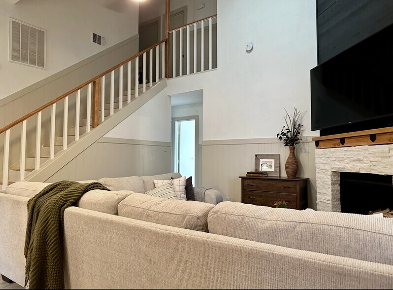 Building Photo - 5006 Deer Point Dr