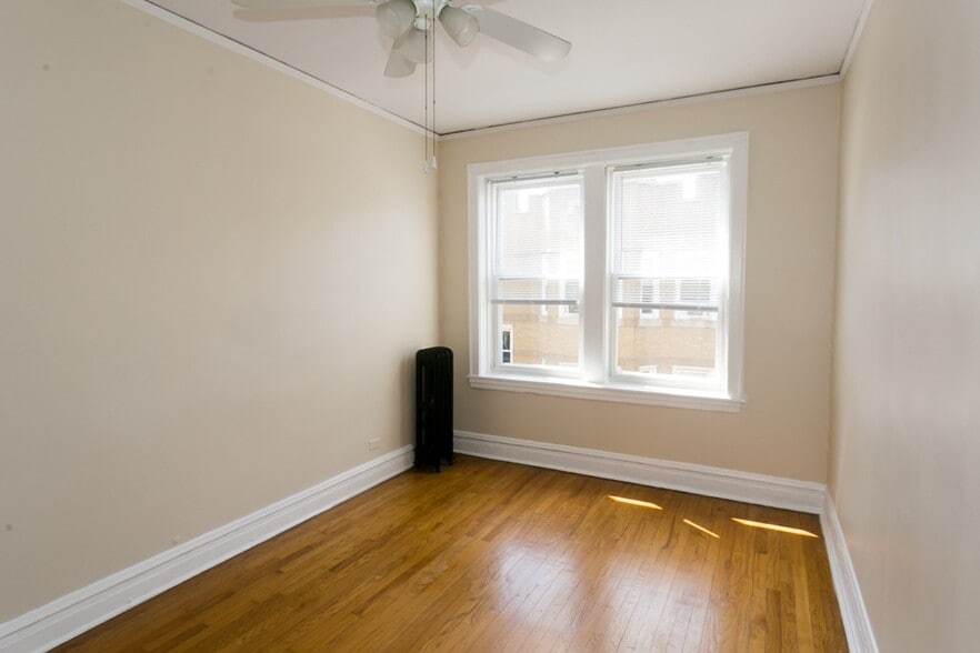Building Photo - 4824 W Addison St