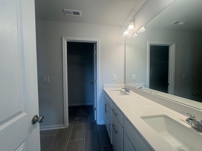 Building Photo - First Level bedroom! Amazing amenities! A ...