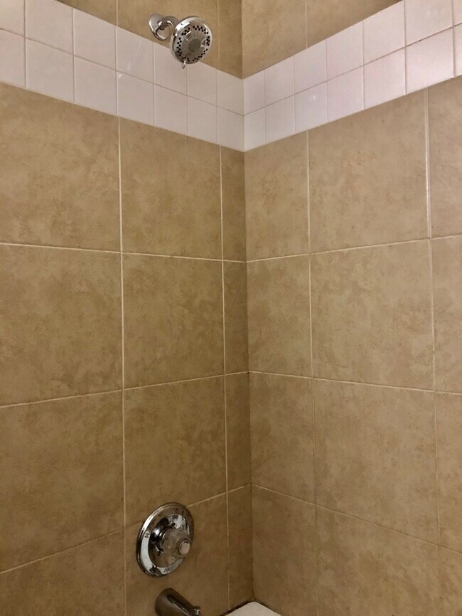 Building Photo - Stunning Duplex in Greeley