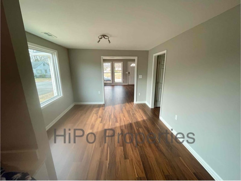 Building Photo - 1747 Center Way S