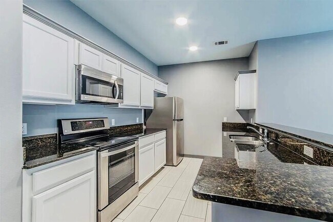 Building Photo - 200 Maple Ln