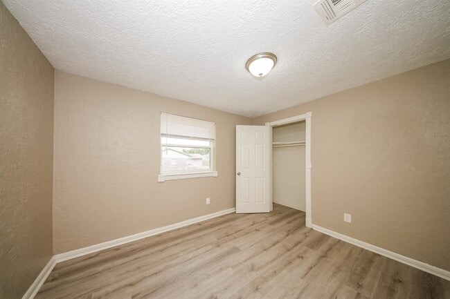 Building Photo - 5025 Brookdale Dr