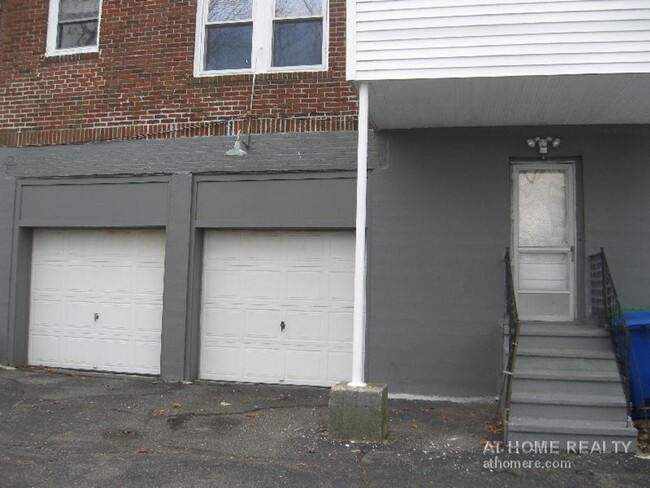 Building Photo - Charming Unit with Laundry in Unit and Par...