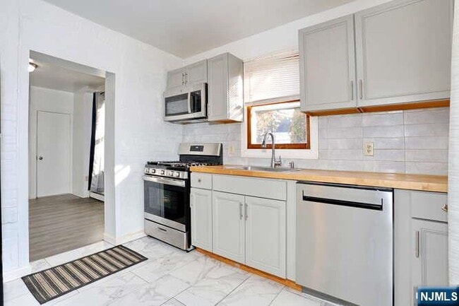 Building Photo - 68 Mohawk Ave