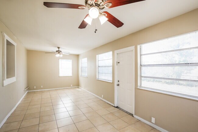 Building Photo - 841 NE 51st Ct
