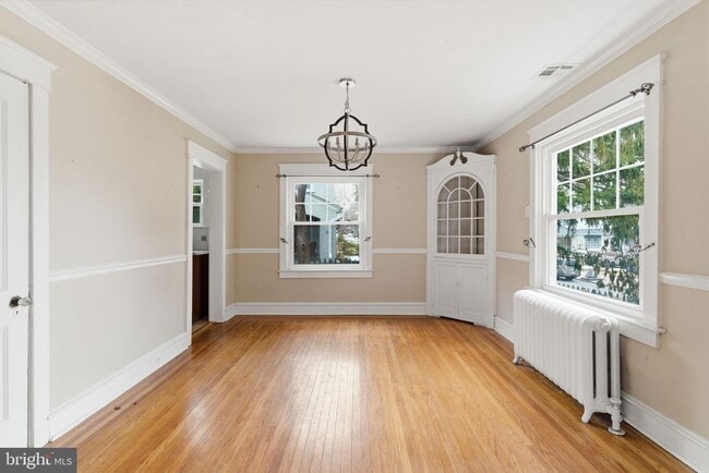 Building Photo - 530 E Manoa Rd