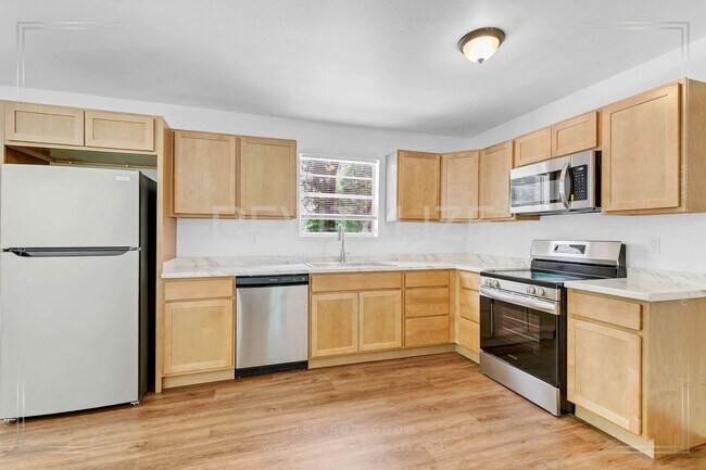 Building Photo - Stunning 4 BD / 2 BA in Bay Minette **Plus a FREE 50" Smart TV!**