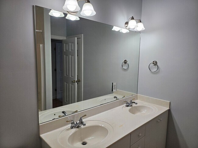 Building Photo - Southport - 3bedroom, 2 bath Townhouse