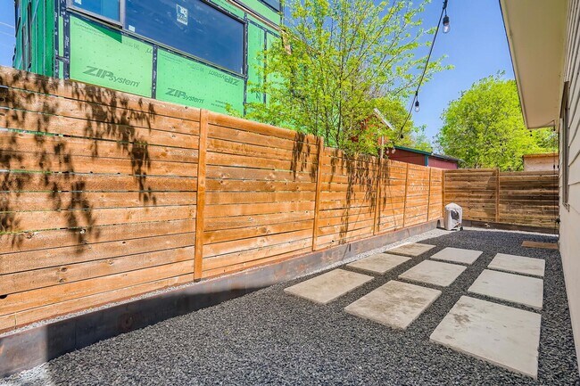 Building Photo - Home for Lease In East Downtown Austin Holly District