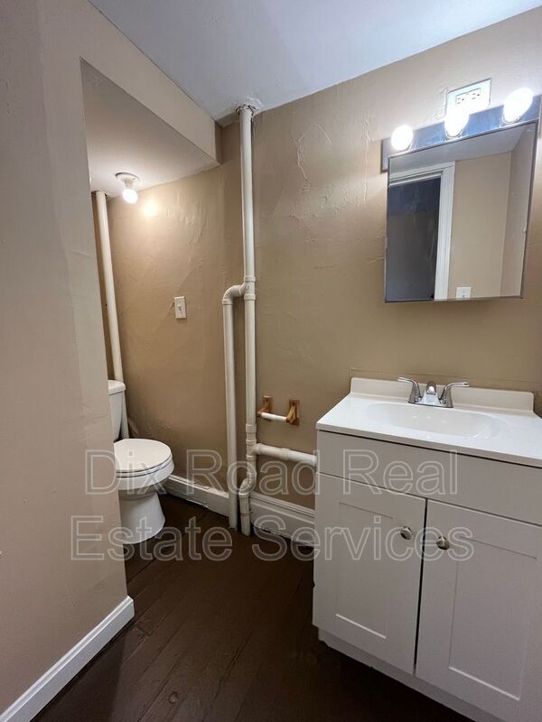 Building Photo - 722 East Ave