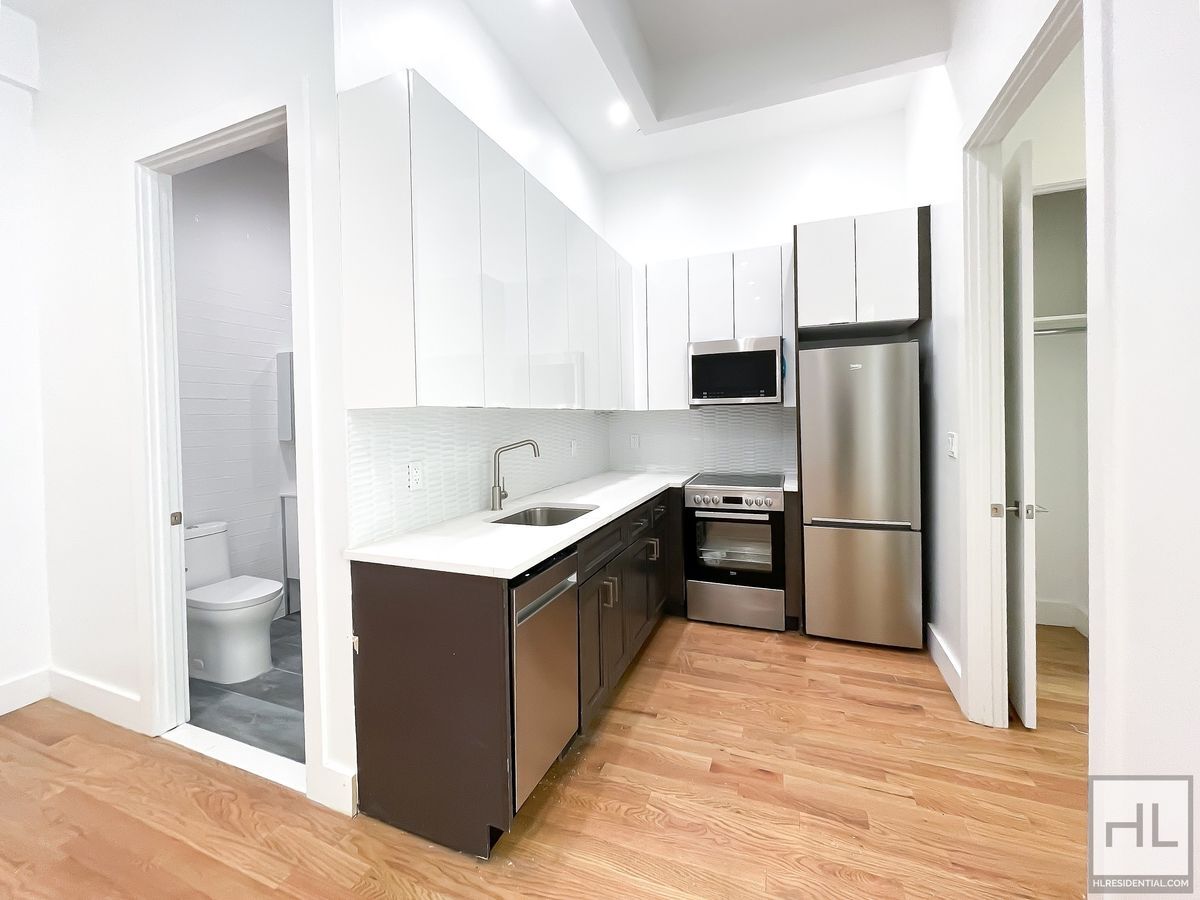 Building Photo - GRAND STREET / Spacious Williamsburg 3-Bed...