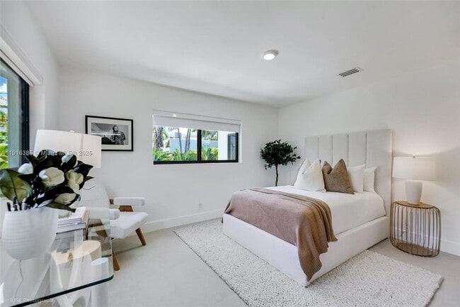 Building Photo - 1120 NE 86th St