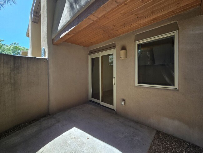 Building Photo - 601 W San Mateo Rd