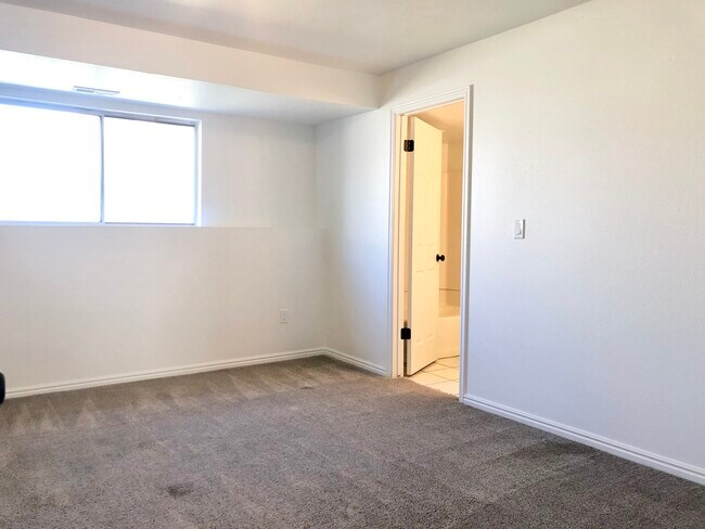 Huge master bedroom - 81 S 220 W