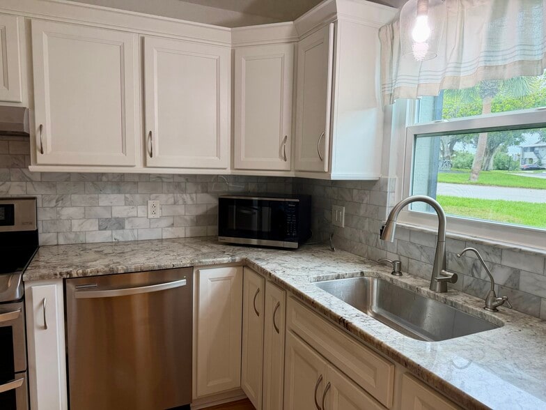 Building Photo - 8388 SE Croft Cir