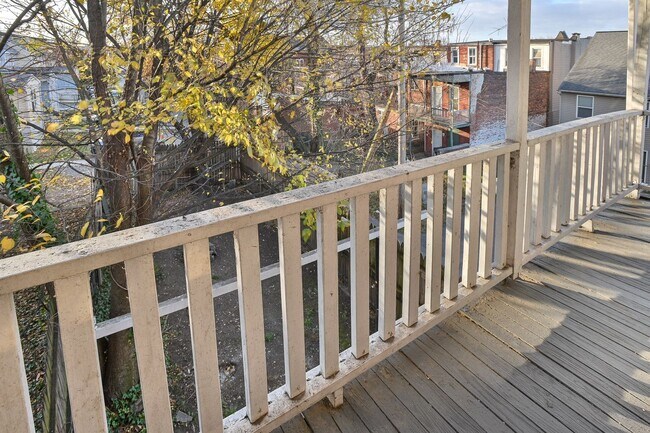 Building Photo - Large 5 Bedroom on Peffer