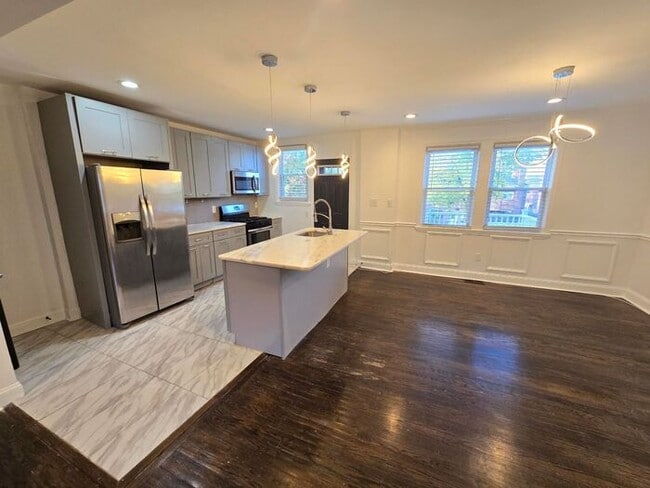 Building Photo - 4 Bedrooms 3 Bathrooms