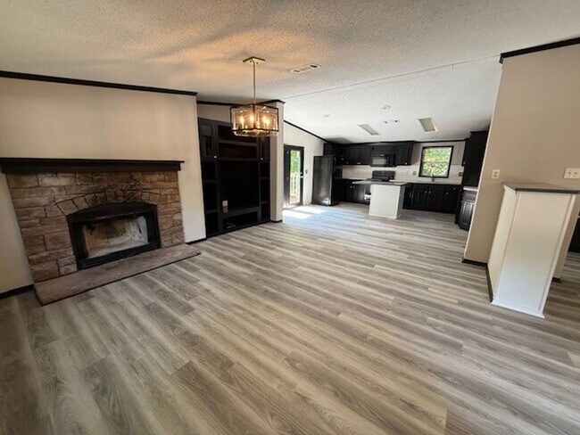 Building Photo - Available Now Spacious 3 Bedroom Home on P...