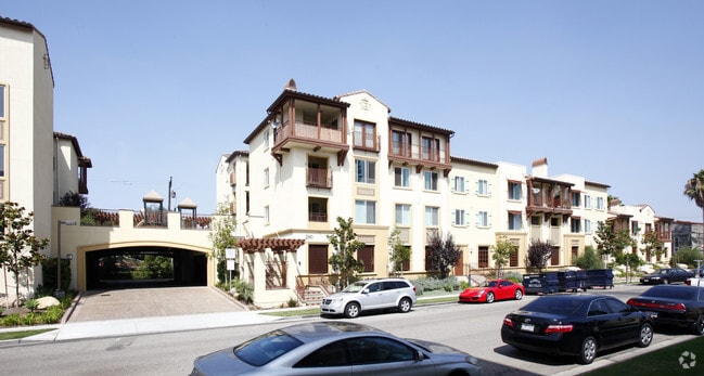 Building Photo - Royale Apts