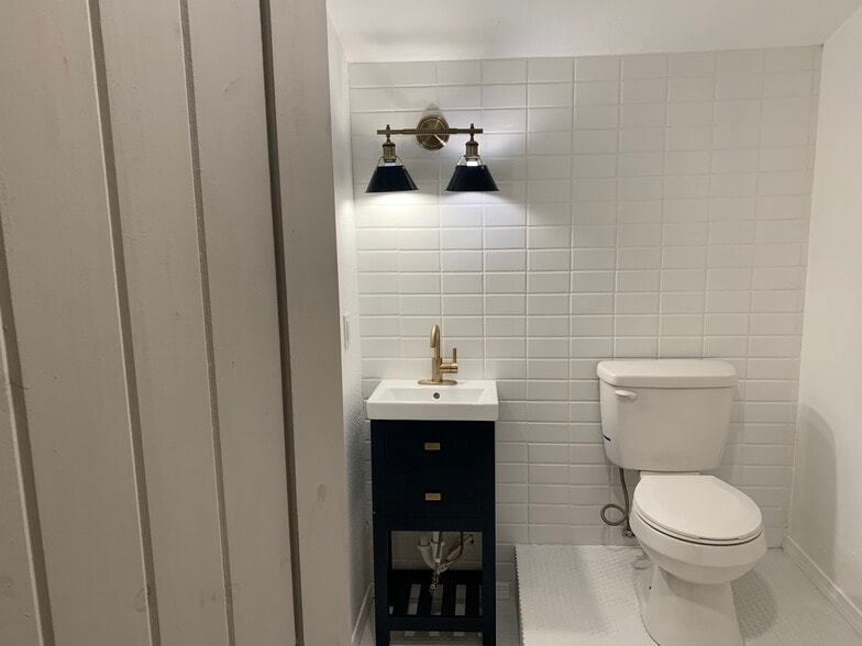 Building Photo - 605 W Neil Armstrong Pl