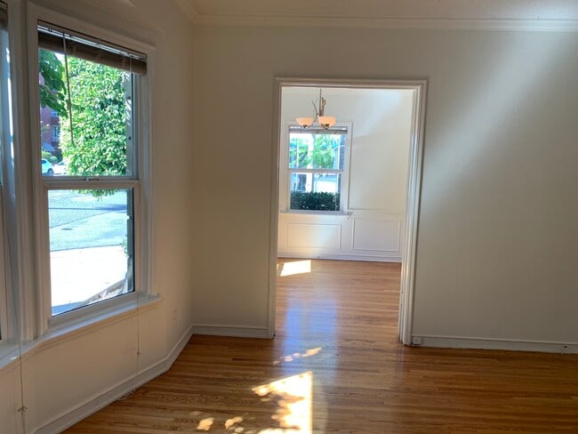 Building Photo - 416 N Doheny Dr